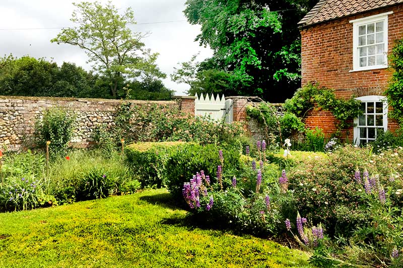 Waterfall Cottage: gardens