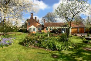 Waterfall Cottage: Gardens