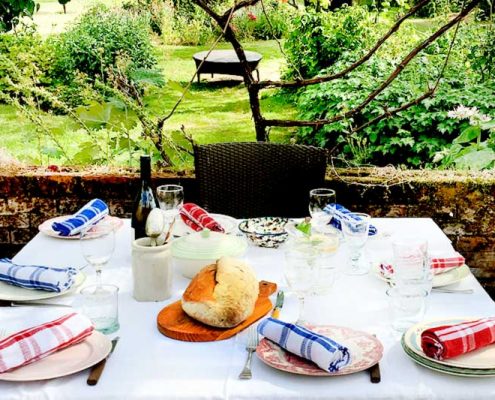 Waterfall Cottage: dining under the pergola